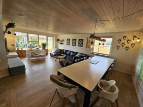 Stort hus lige mellem hav og fjord